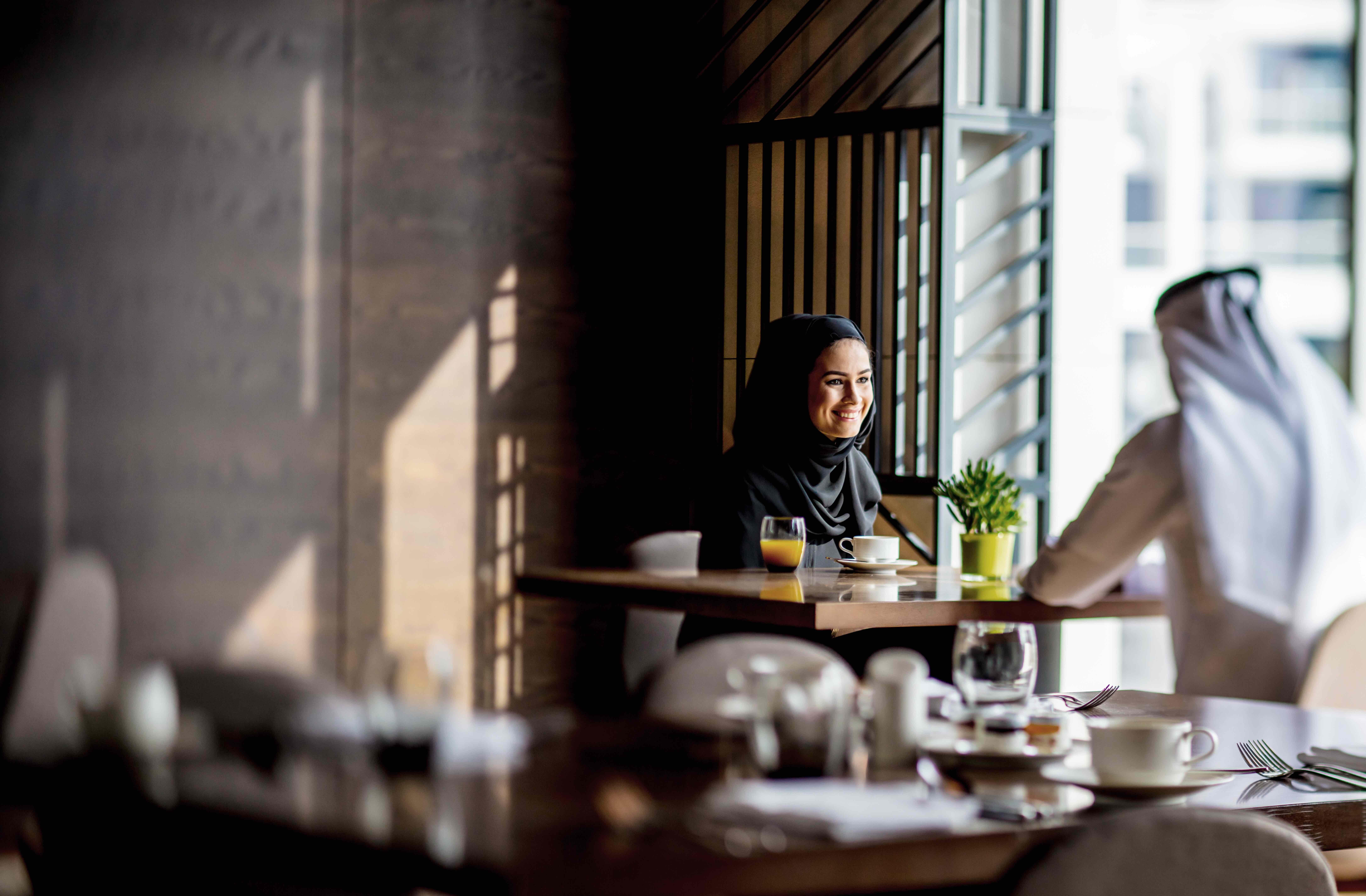 InterContinental Dubai Marina, an IHG Hotel Esterno foto A woman in Dubai wearing an abaya