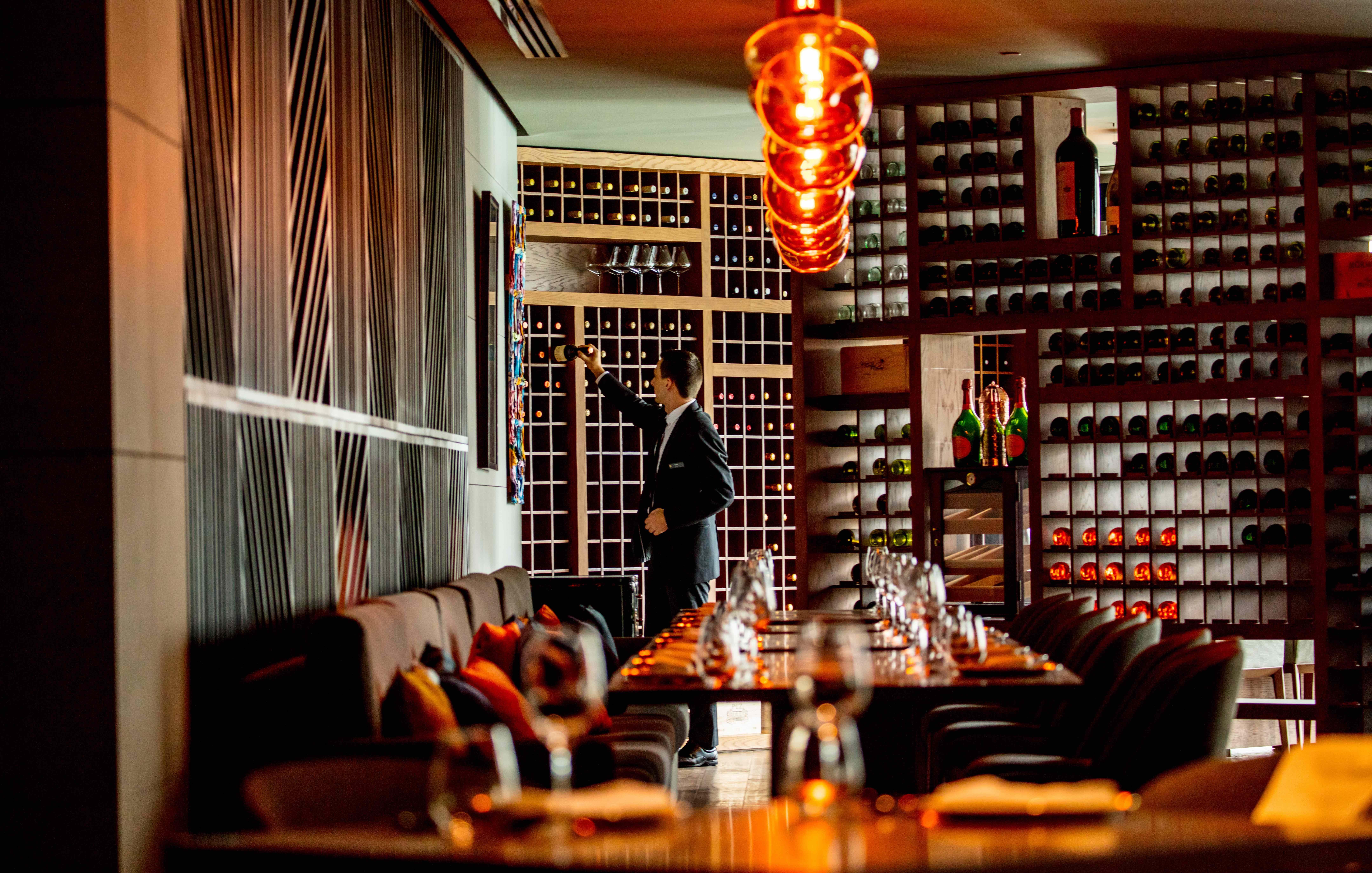 InterContinental Dubai Marina, an IHG Hotel Esterno foto Wine cellar at the restaurant