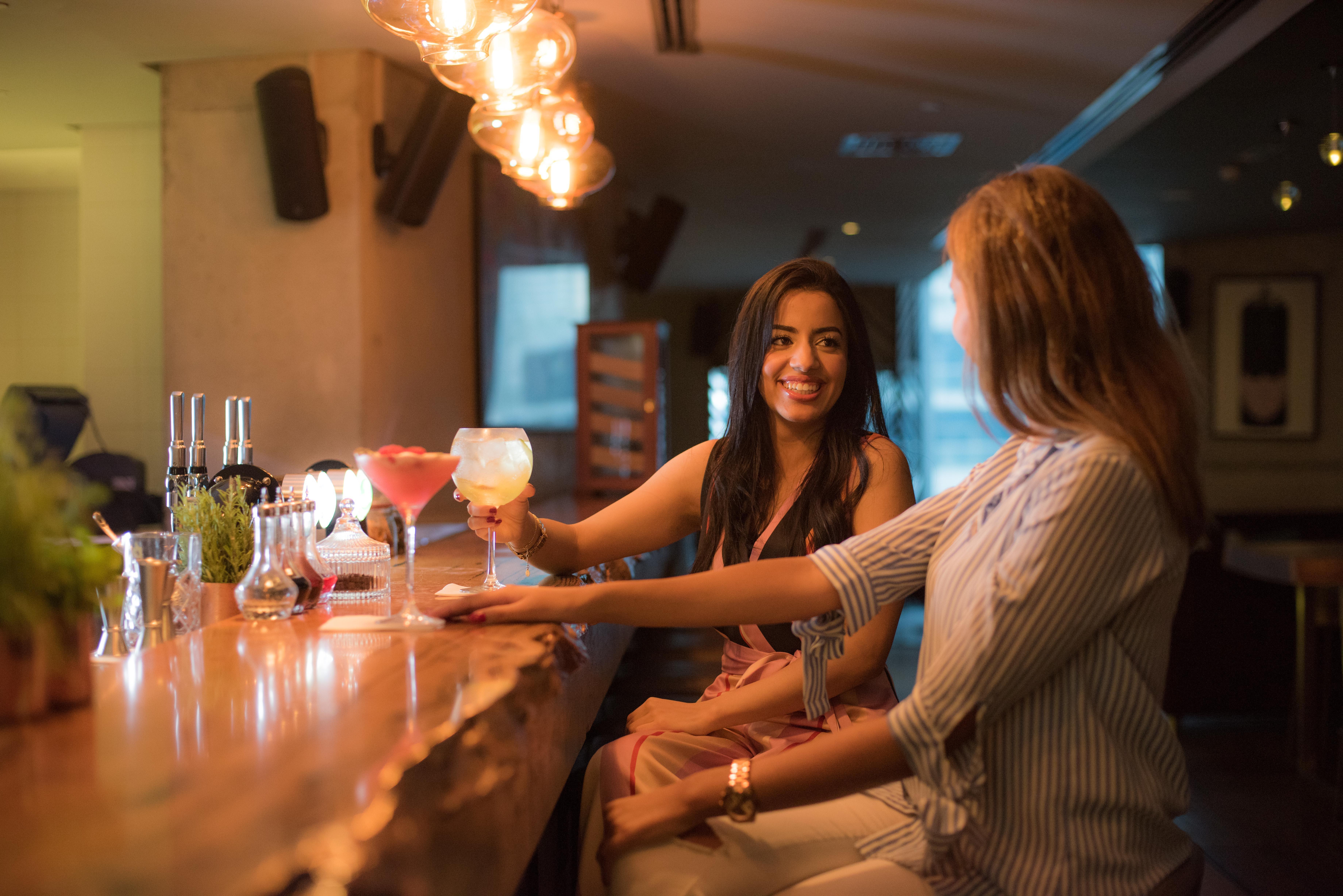 InterContinental Dubai Marina, an IHG Hotel Esterno foto Two women drinking cocktails