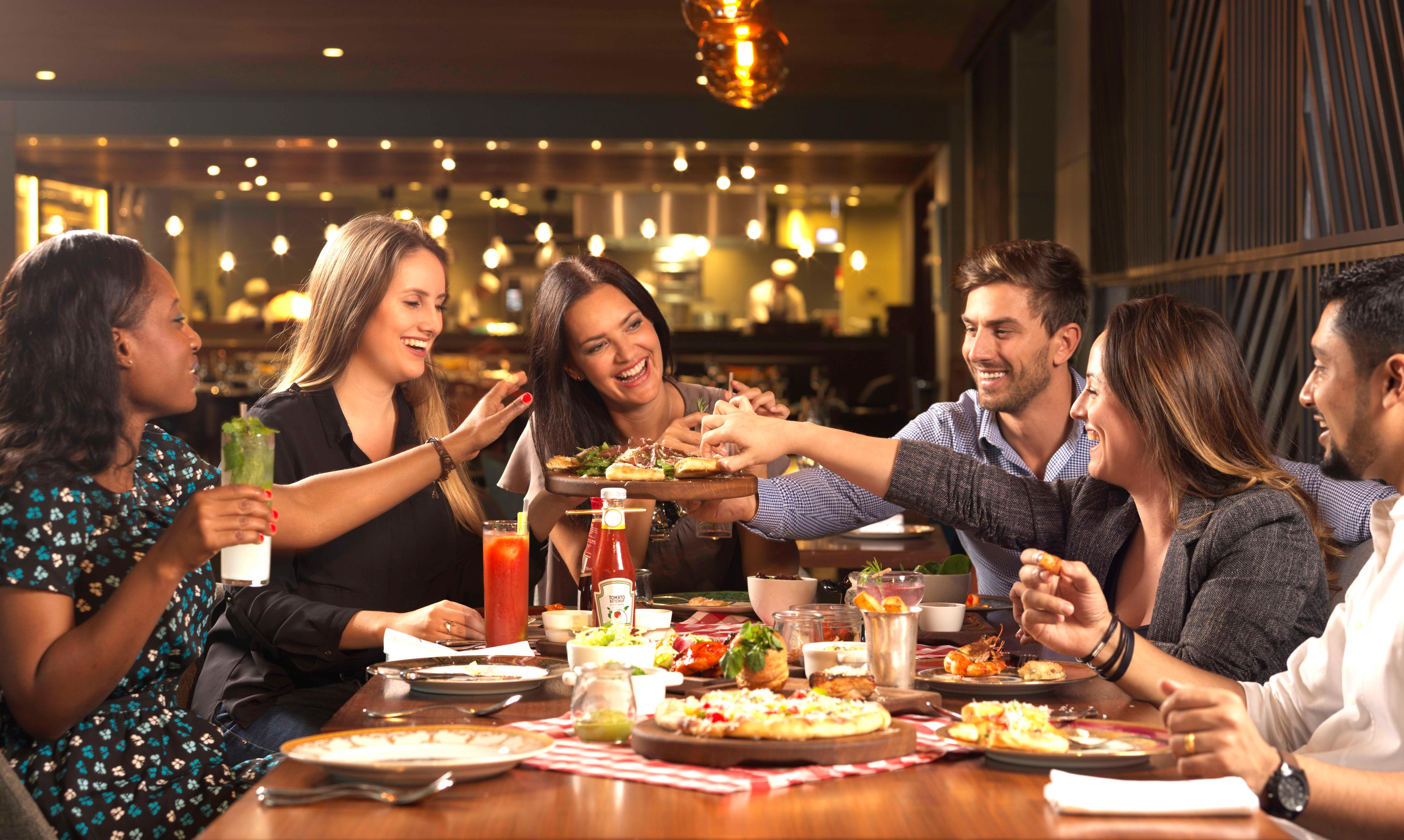 InterContinental Dubai Marina, an IHG Hotel Esterno foto A group of friends dining at a restaurant