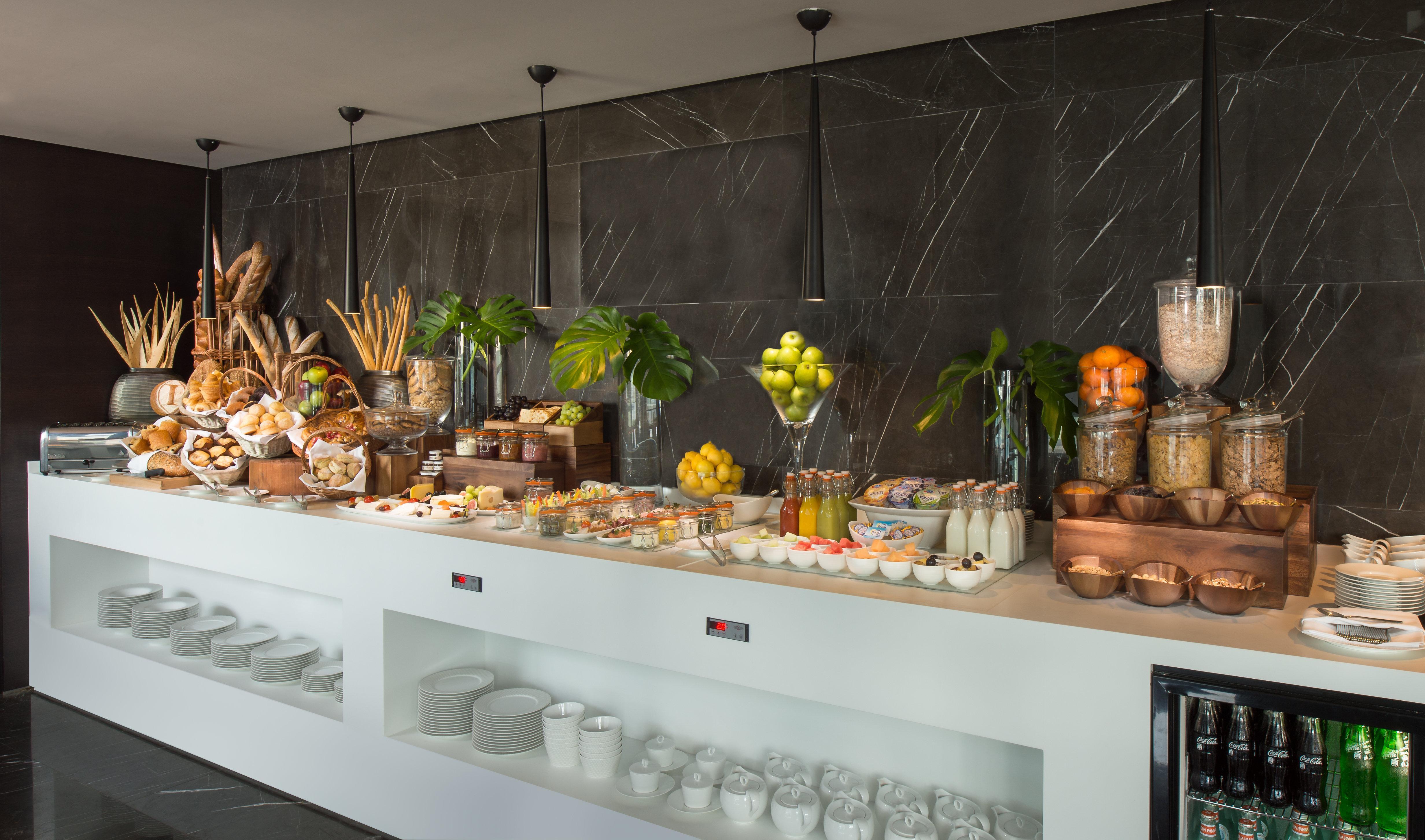 InterContinental Dubai Marina, an IHG Hotel Esterno foto A buffet at a hotel
