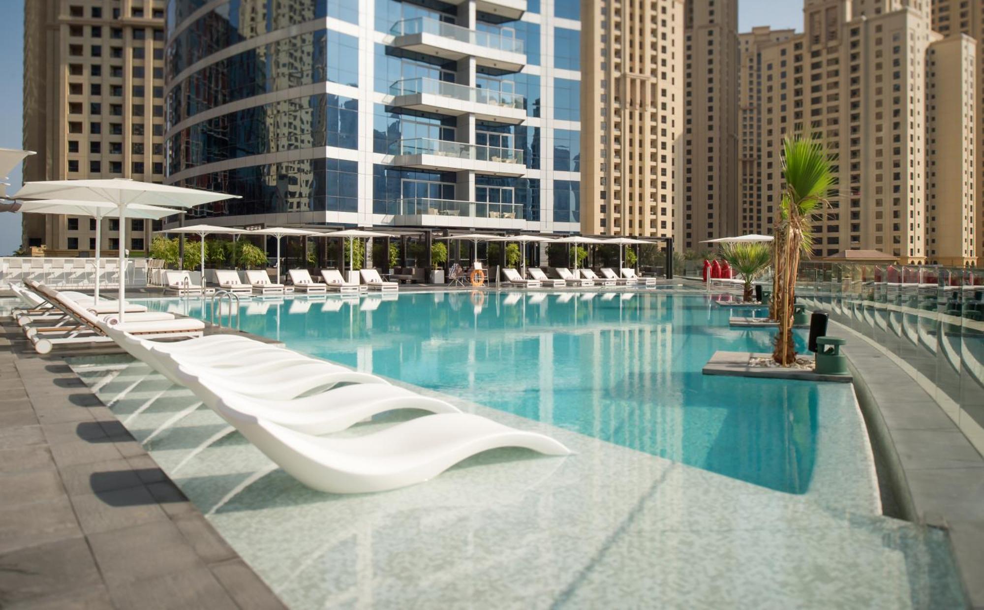 InterContinental Dubai Marina, an IHG Hotel Esterno foto The swimming pool at the Address