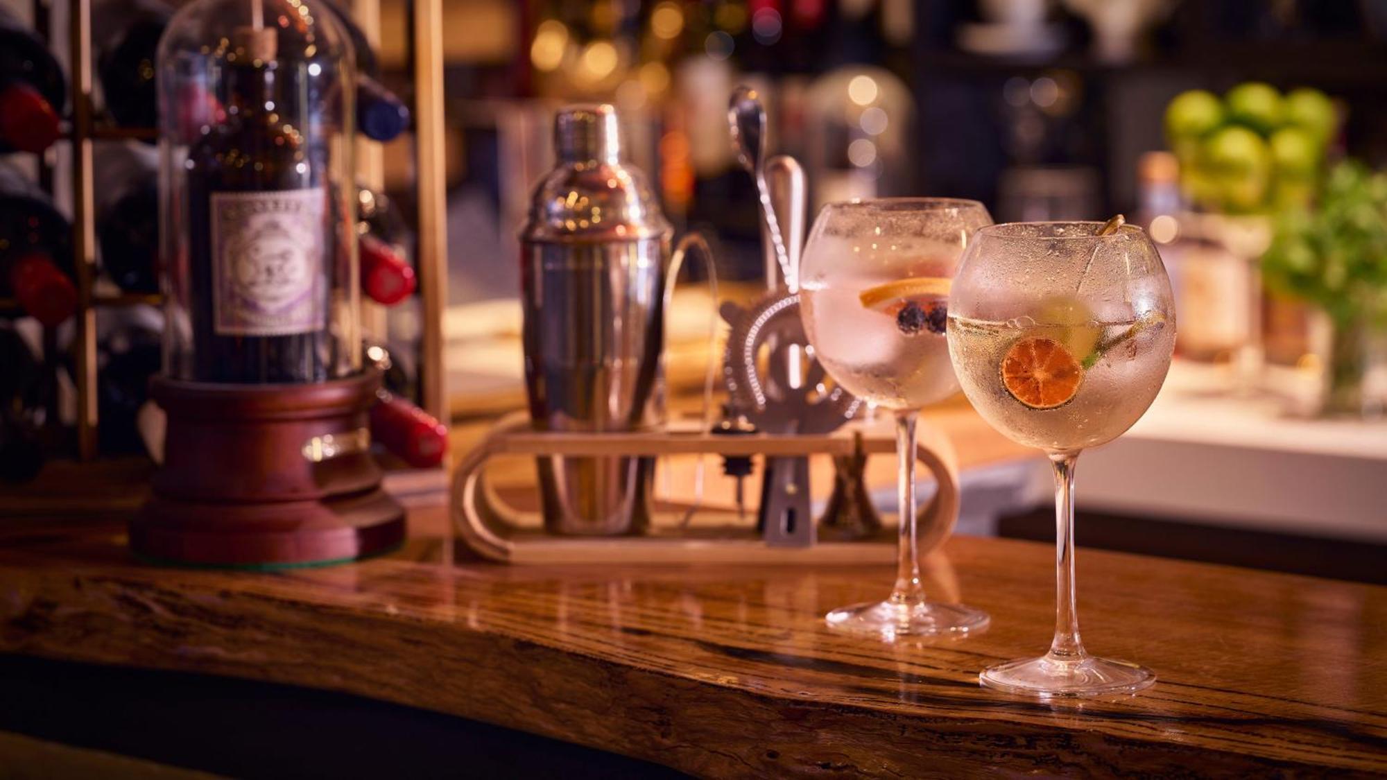 InterContinental Dubai Marina, an IHG Hotel Esterno foto Glasses of gin and tonic