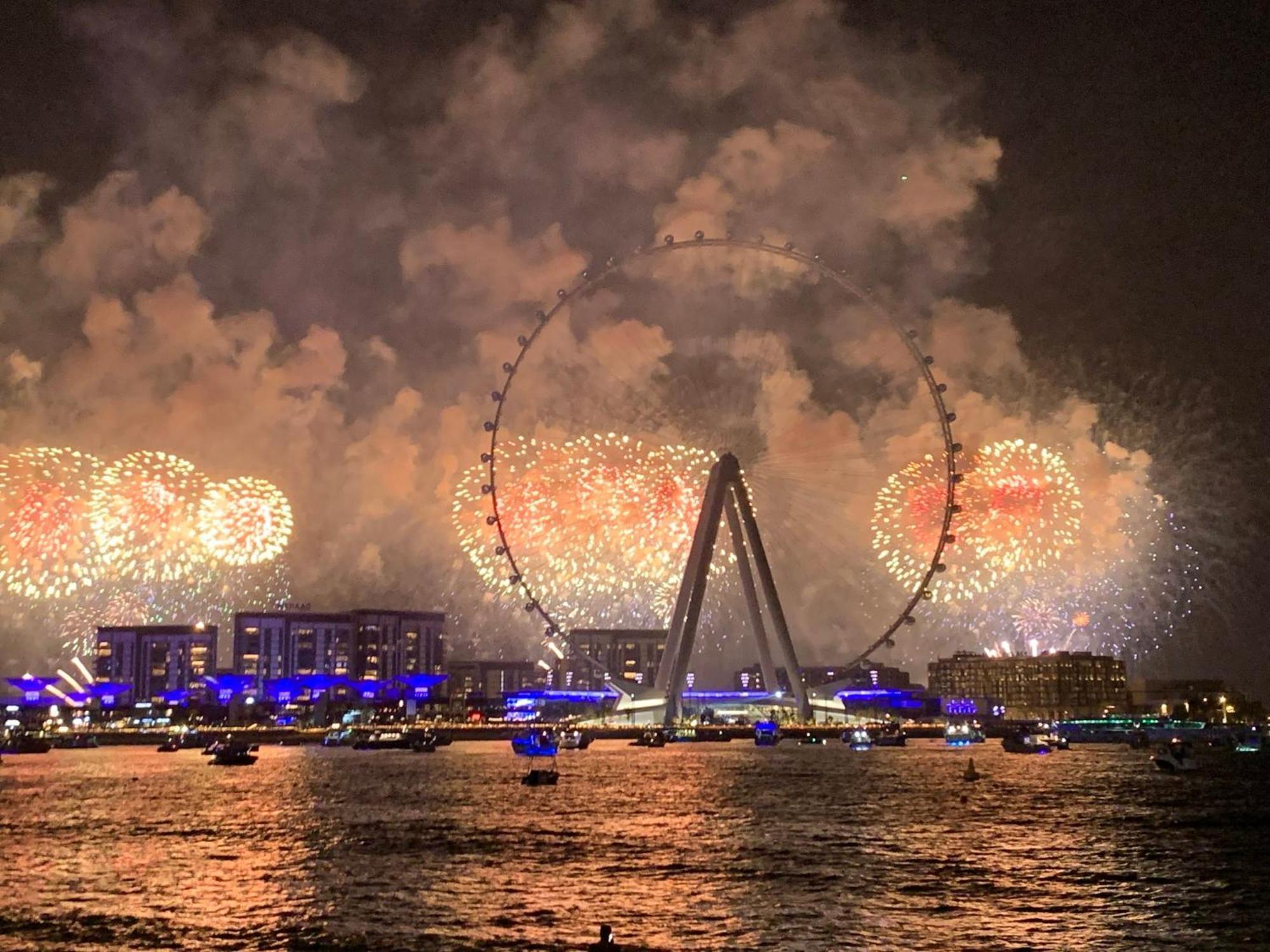 InterContinental Dubai Marina, an IHG Hotel Esterno foto The London Eye and the London Bridge during the fireworks display